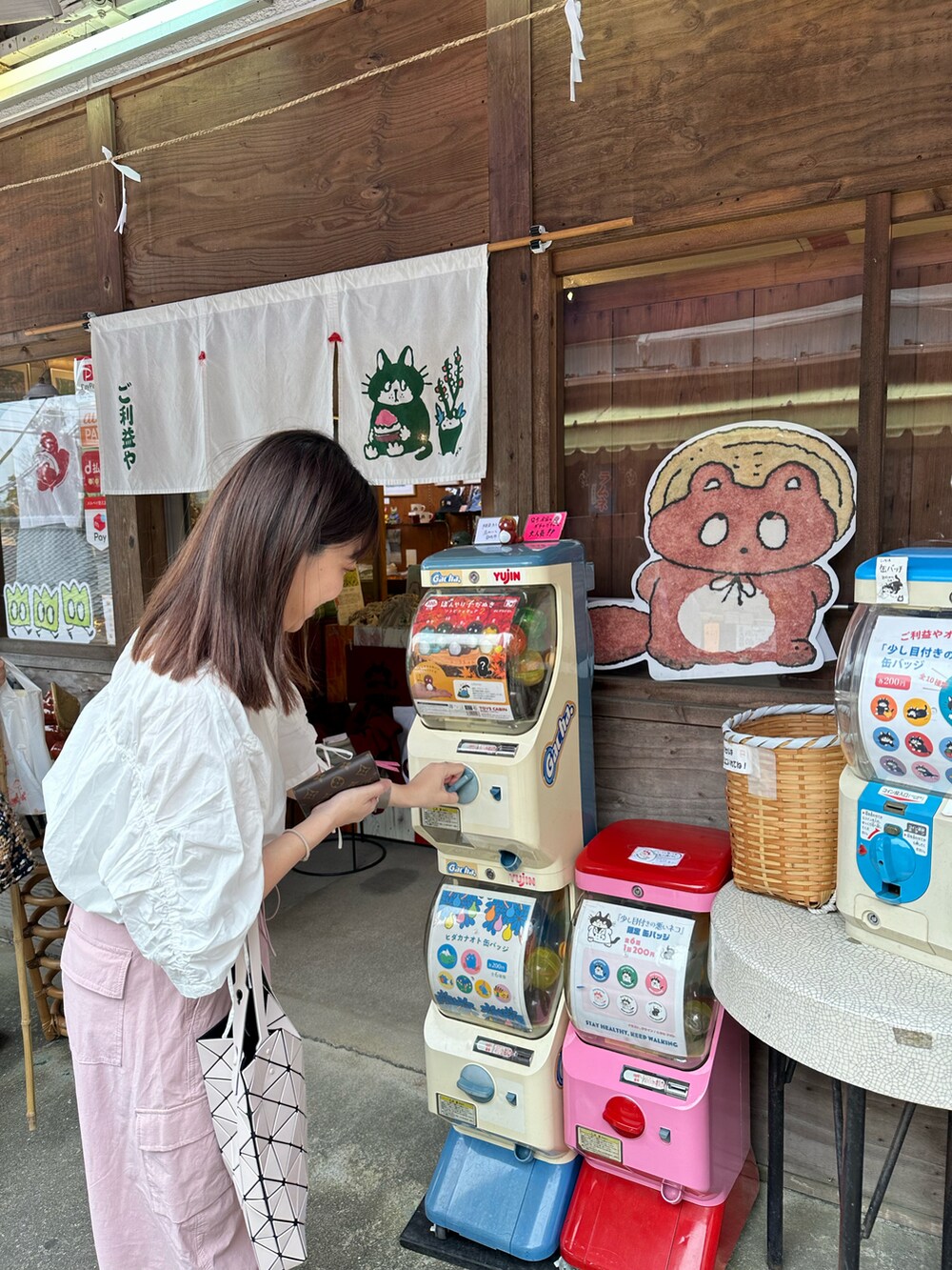 ホワイト系のシャツ/ブラウス、ピンク系のその他パンツを着用したレディースの冬コーディネートの4枚目の写真