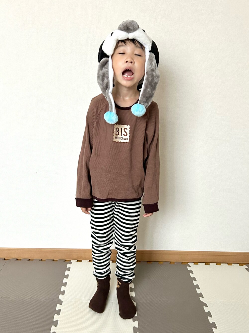 ブラウン系のTシャツ/カットソー、ホワイト系のパンツ、その他のソックス/靴下を着用したキッズの秋コーディネートの2枚目の写真