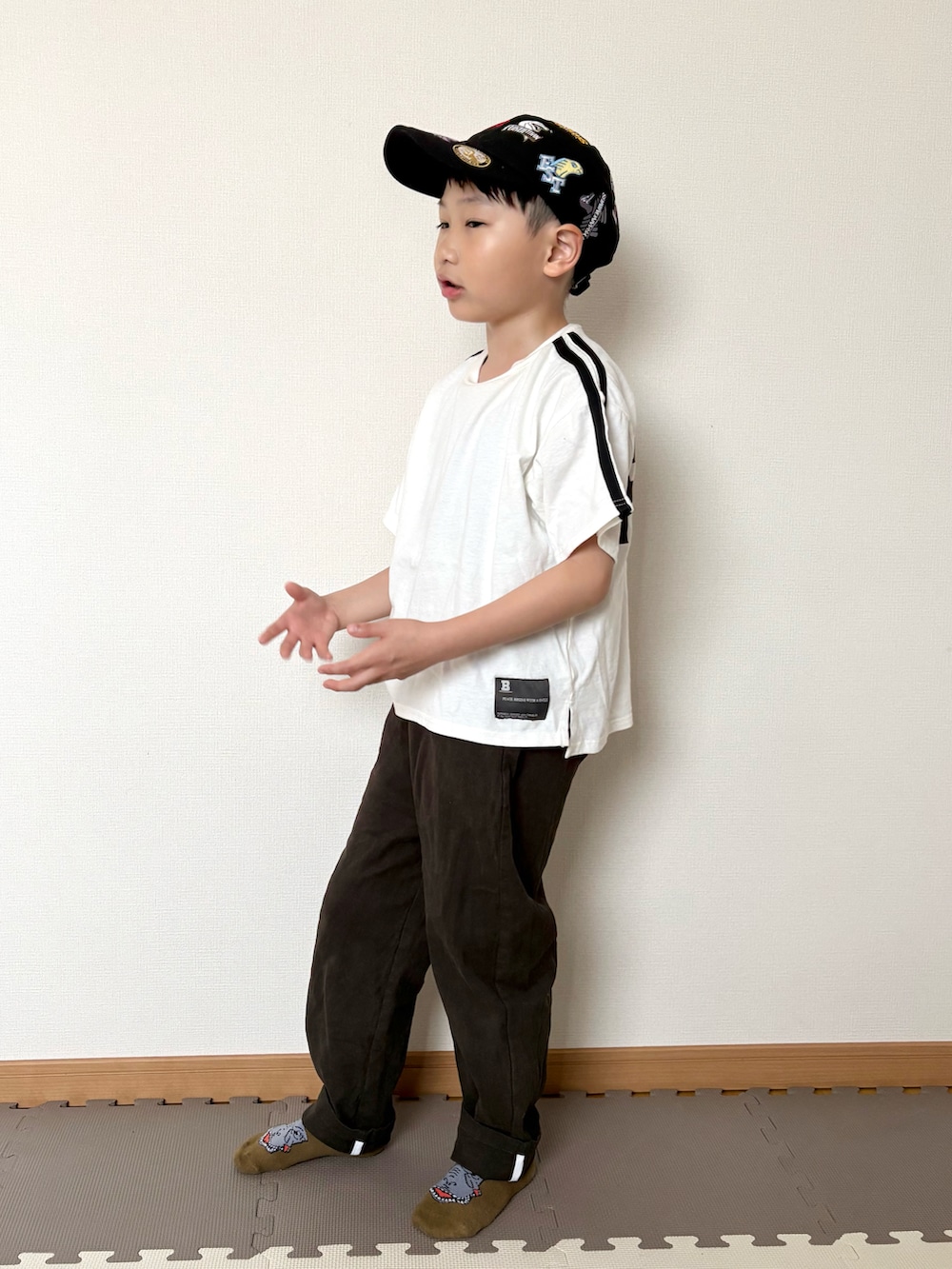 ホワイト系のTシャツ/カットソー、ブラウン系のチノパンツ、ベージュ系のソックス/靴下を着用したキッズの夏コーディネートの5枚目の写真