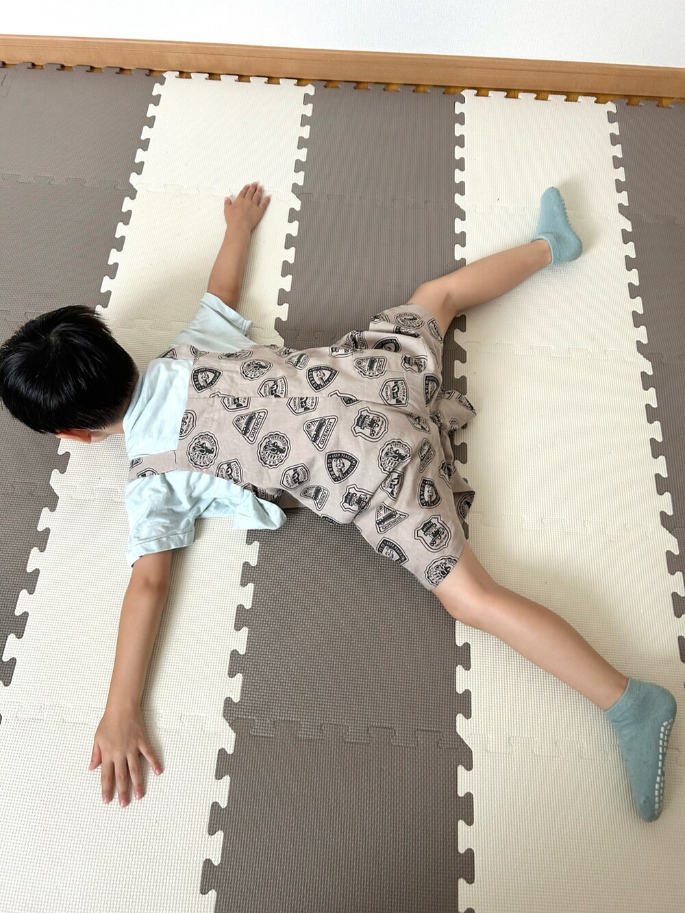 ブラウン系のサロペット/オーバーオール、グリーン系のTシャツ/カットソー、その他のおもちゃを着用したキッズの夏コーディネートの5枚目の写真