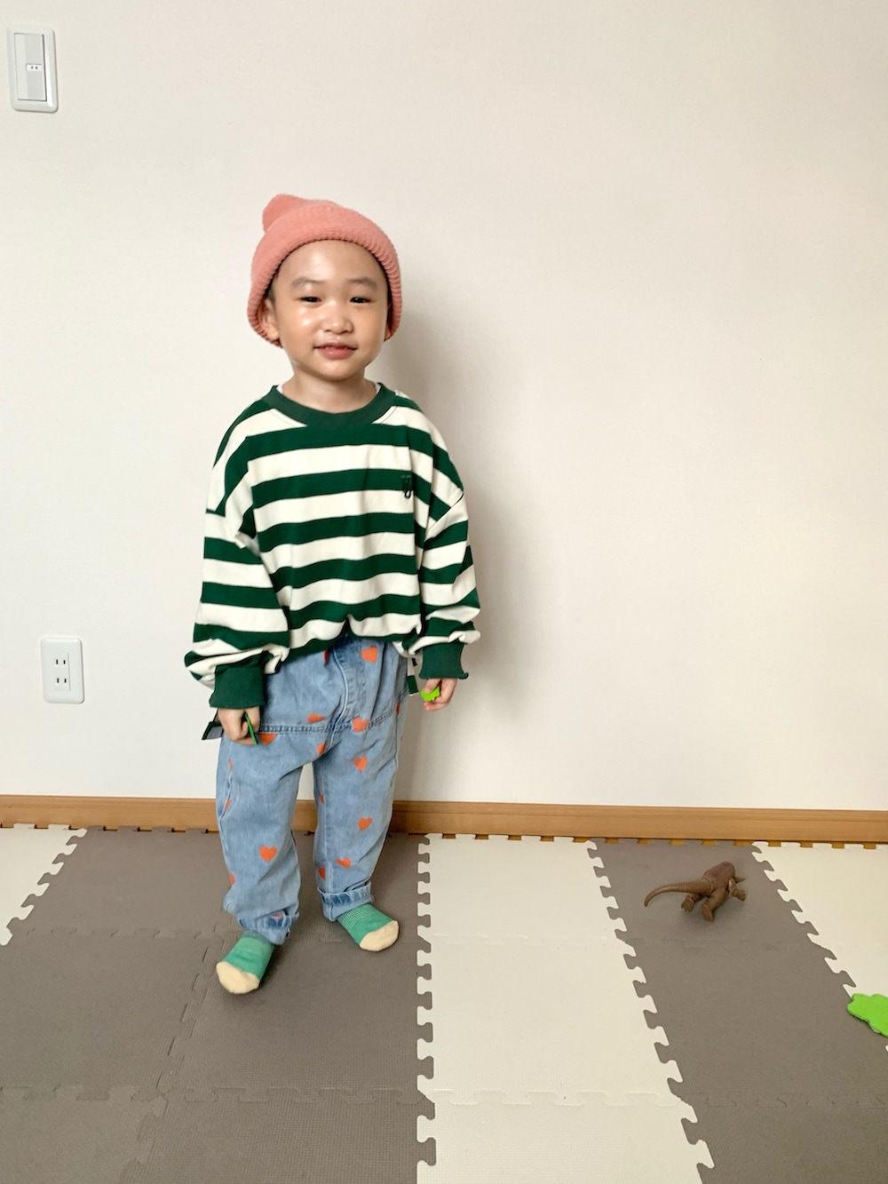 グリーン系のTシャツ/カットソー、ブルー系のデニムパンツ、その他のソックス/靴下を着用したキッズの冬コーディネートの4枚目の写真