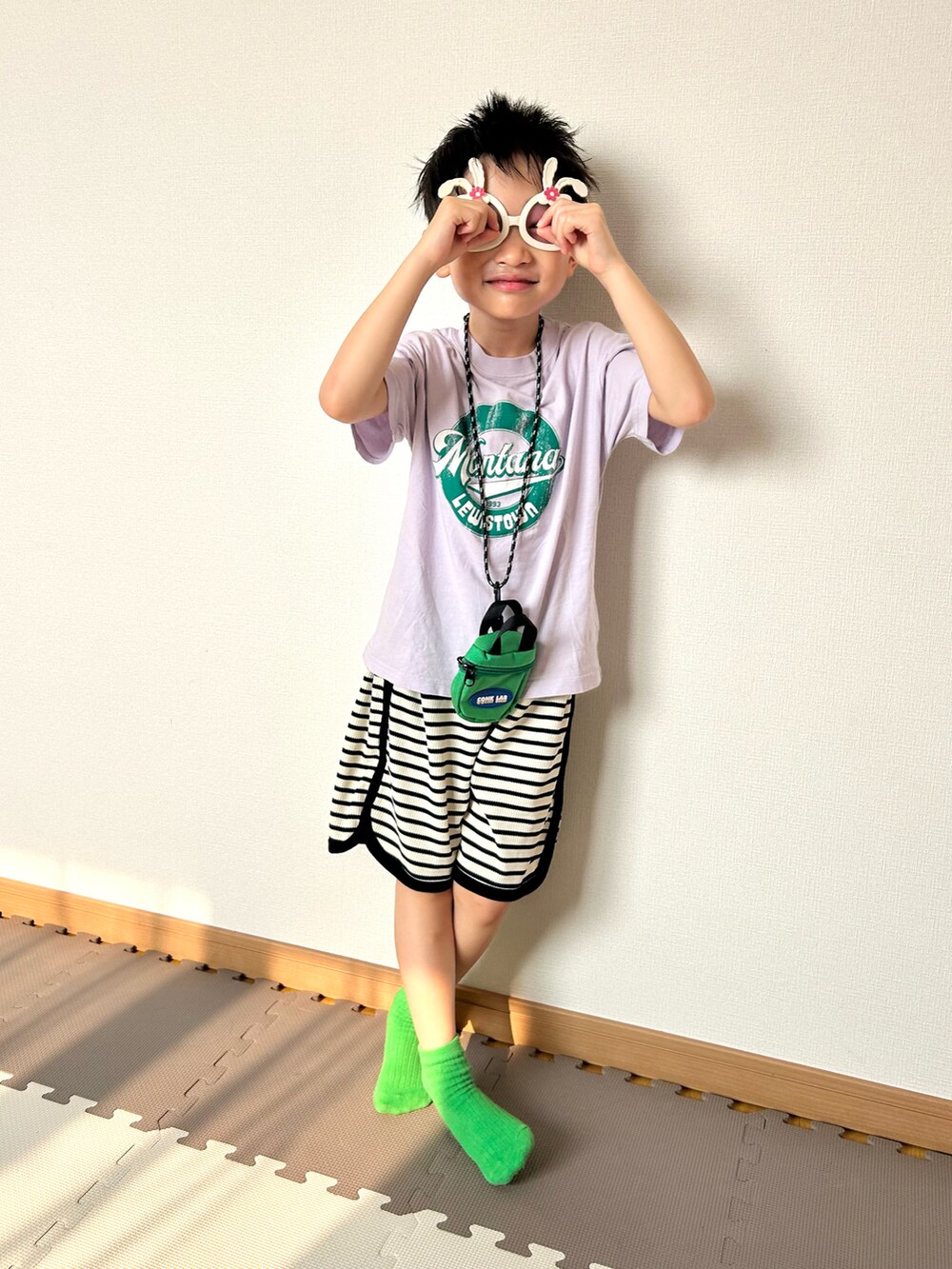 パープル系のTシャツ/カットソー、ホワイト系のセットアップ、その他のその他を着用したキッズの夏コーディネートの2枚目の写真