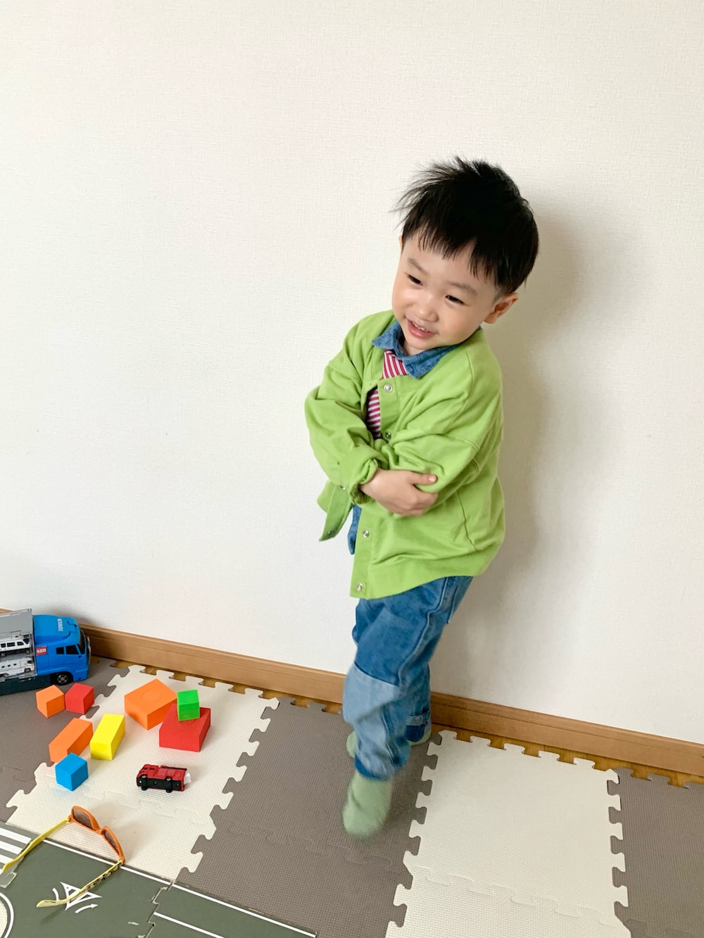 グリーン系のカーディガン/ボレロ、ブルー系のデニムパンツ、ブルー系のシャツ/ブラウスを着用したキッズの春コーディネートの5枚目の写真