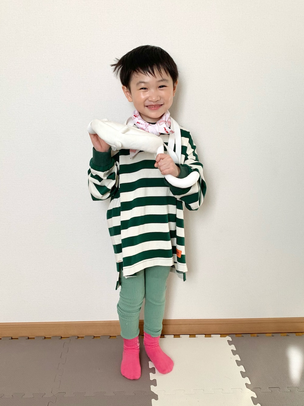 グリーン系のTシャツ/カットソー、ホワイト系のショルダーバッグ、グリーン系のレギンス/スパッツを着用したキッズの春コーディネートの3枚目の写真