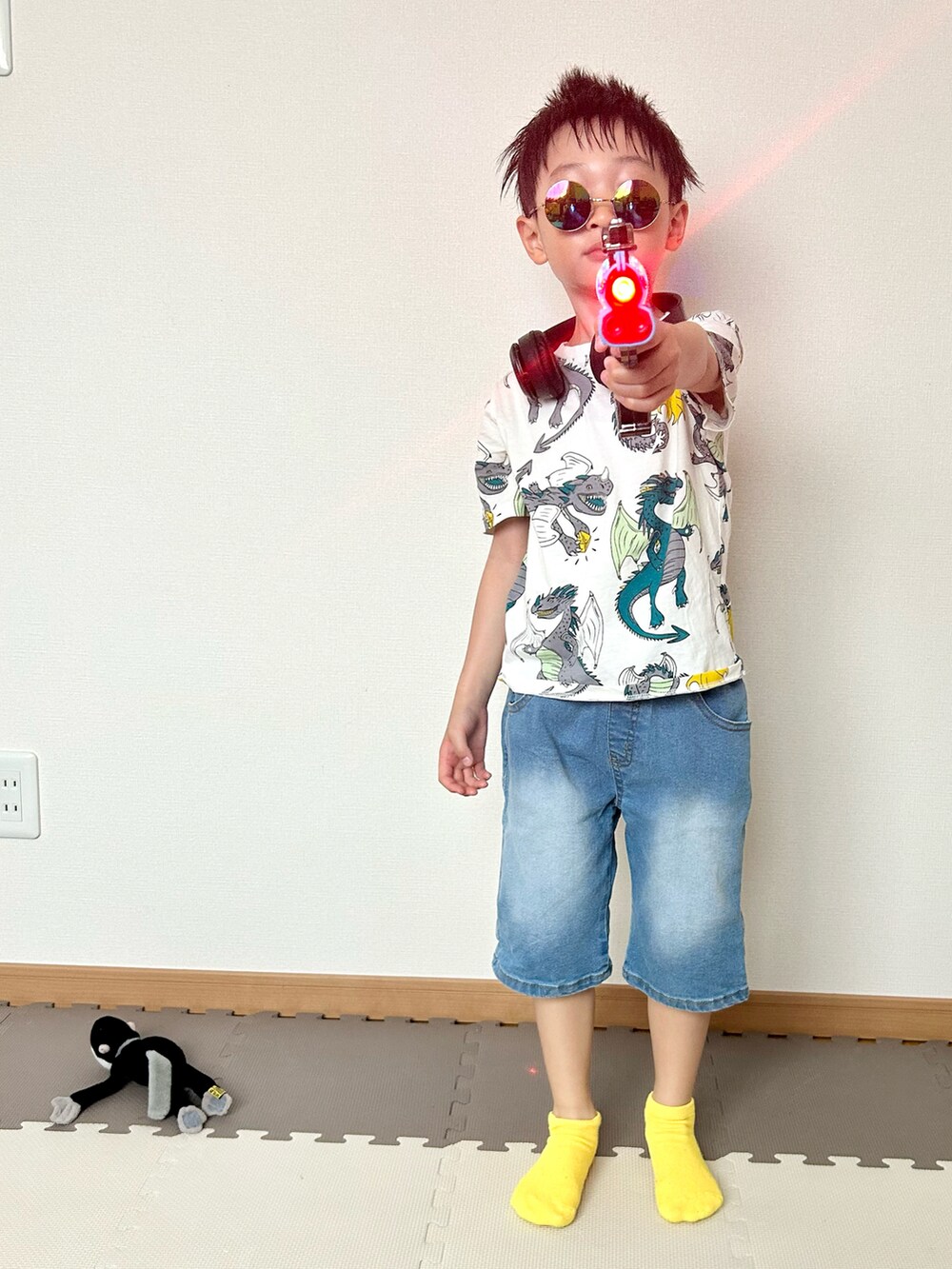 ブルー系のデニムパンツ、ホワイト系のTシャツ/カットソー、その他のソックス/靴下を着用したキッズの夏コーディネートの2枚目の写真