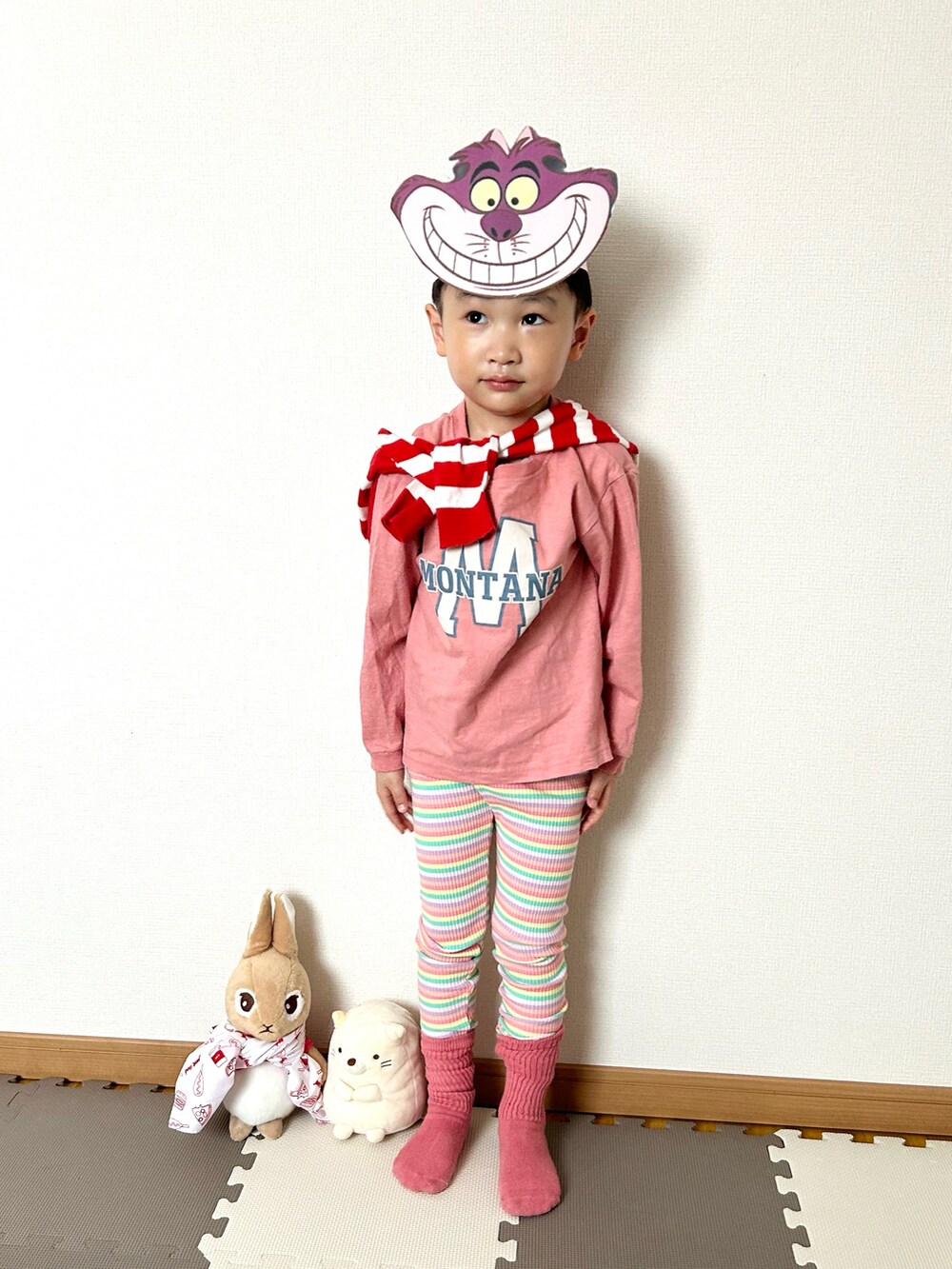 ピンク系のTシャツ/カットソー、ピンク系のパンツ、その他のカーディガン/ボレロを着用したキッズの春コーディネートの4枚目の写真
