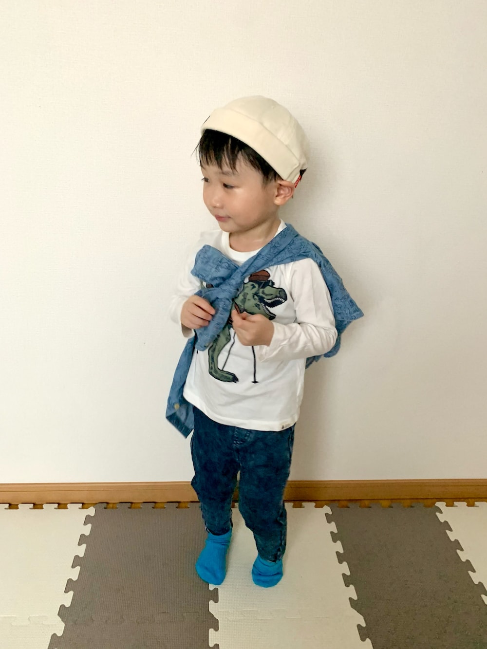 ホワイト系のTシャツ/カットソー、ブルー系のパンツ、ブルー系のシャツ/ブラウスを着用したキッズの春コーディネートの3枚目の写真