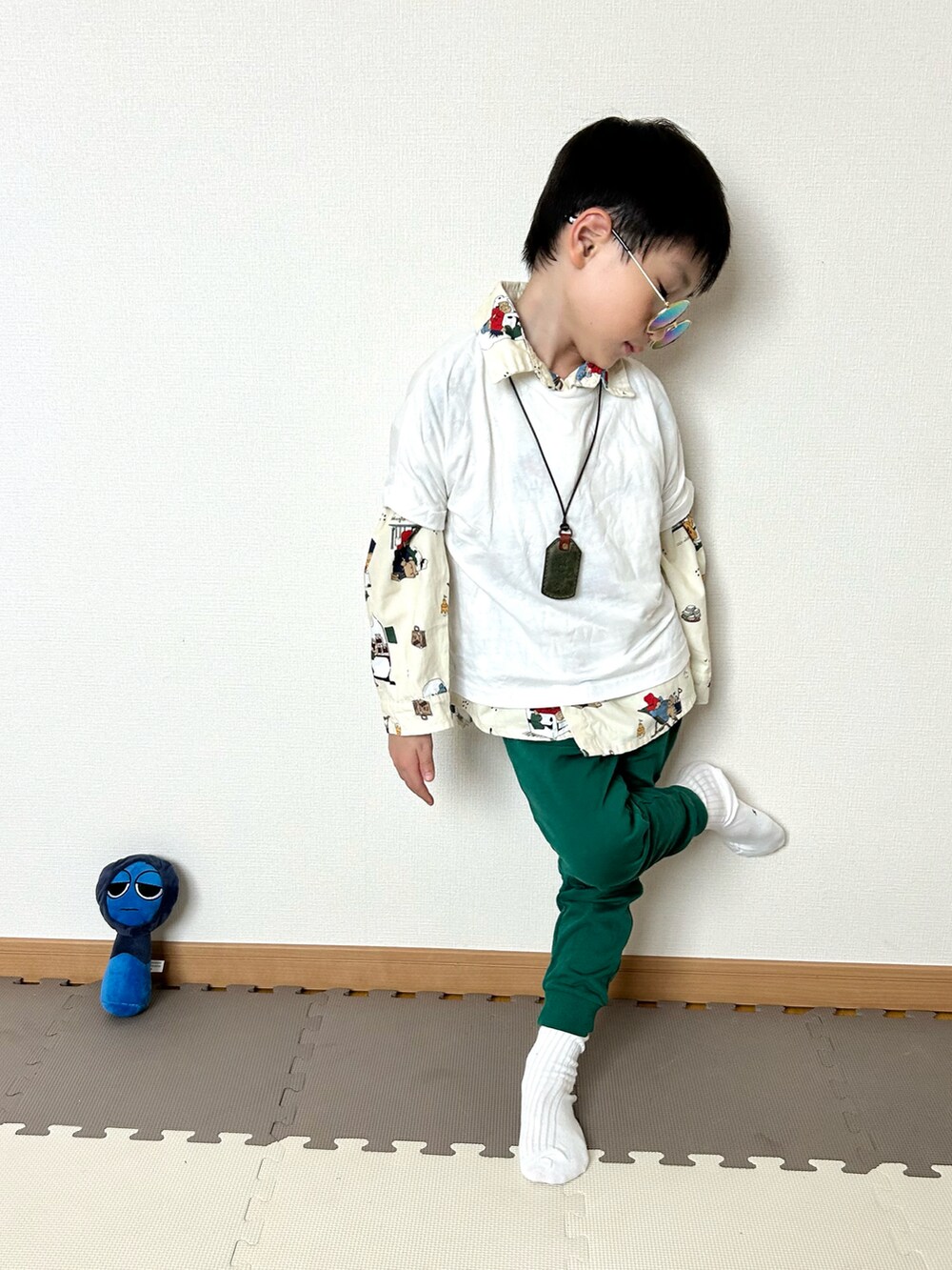 ベージュ系のシャツ/ブラウス、ホワイト系のスウェットパンツ、ホワイト系のTシャツ/カットソーを着用したキッズの春コーディネートの2枚目の写真