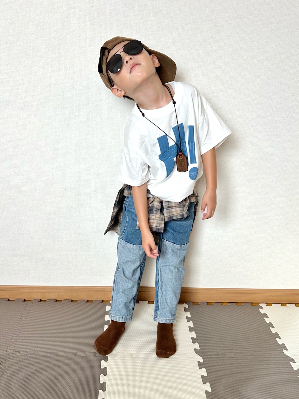 ブルー系のシャツ/ブラウス、ブルー系のデニムパンツ、ホワイト系のTシャツ/カットソーを着用したキッズの秋コーディネートの4枚目の写真