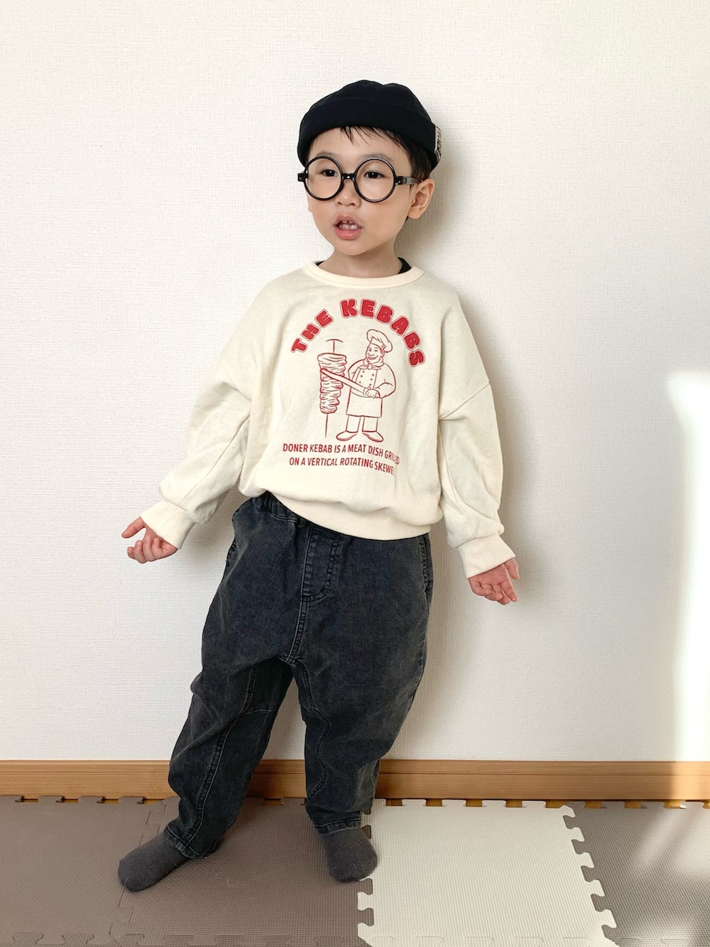 ホワイト系のスウェット、ブラック系のデニムパンツ、その他のソックス/靴下を着用したキッズの春コーディネートの3枚目の写真