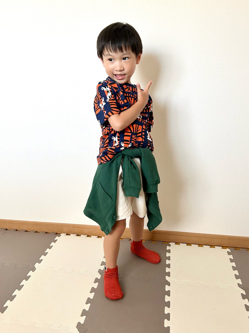 その他のTシャツ/カットソー、グリーン系のカーディガン/ボレロ、ホワイト系のパンツを着用したキッズの夏コーディネートの2枚目の写真