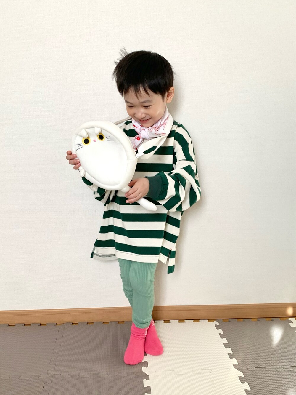 グリーン系のTシャツ/カットソー、ホワイト系のショルダーバッグ、グリーン系のレギンス/スパッツを着用したキッズの春コーディネートの4枚目の写真