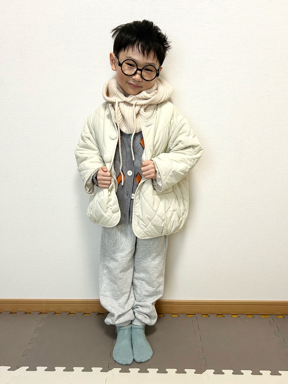 グレー系のカーディガン/ボレロ、ブルー系のTシャツ/カットソー、グレー系のスウェットパンツを着用したキッズの冬コーディネートの5枚目の写真