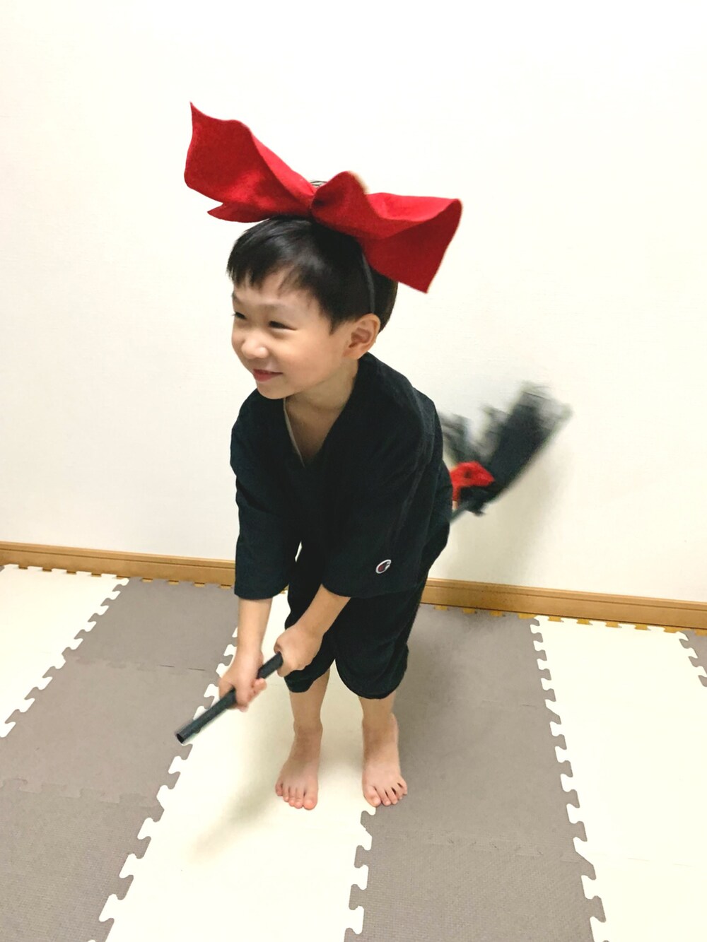 ブラック系のTシャツ/カットソー、その他のその他、ブラック系のその他を着用したキッズの秋コーディネートの4枚目の写真