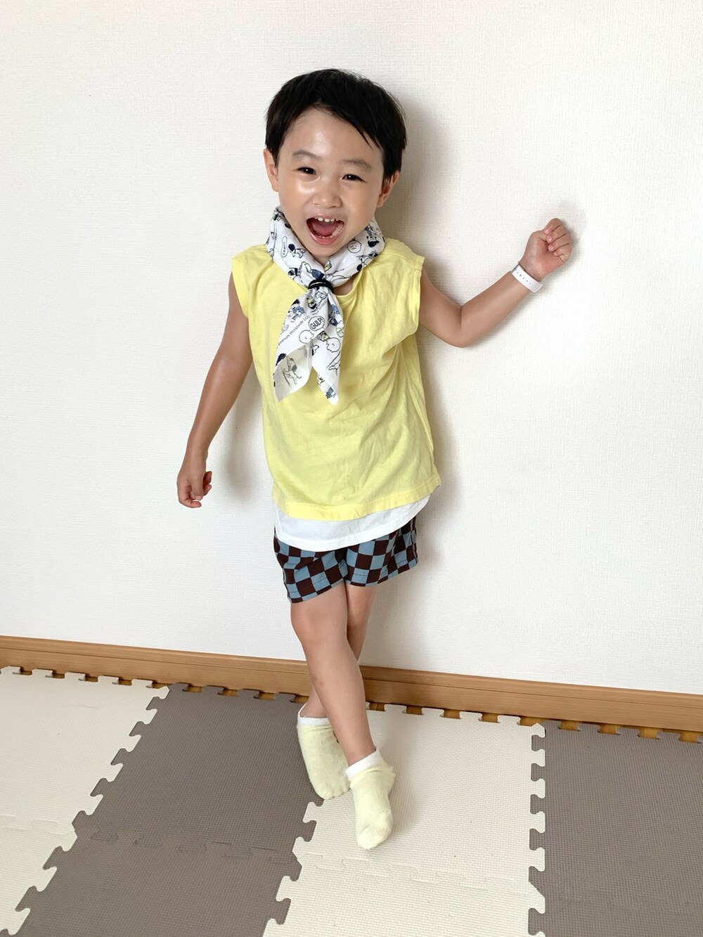 「キッズコーデ、タンクトップ、キッズファッション、おしゃれさんと繋がりたい、ハーフパンツ、3歳、男の子、バンダナ、ショートパンツ」｜「西松屋のアイテム（タンクトップ、イエロー系）」を使った、Genさん（キッズ・100cm）の夏コーディネートの5枚目の写真