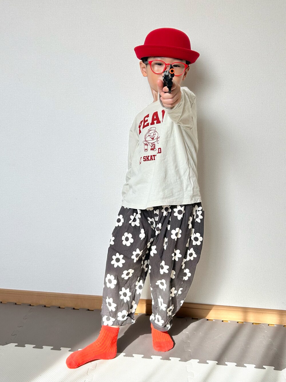 その他のTシャツ/カットソー、ブラック系のその他パンツ、レッド系のメガネを着用したキッズの春コーディネートの4枚目の写真