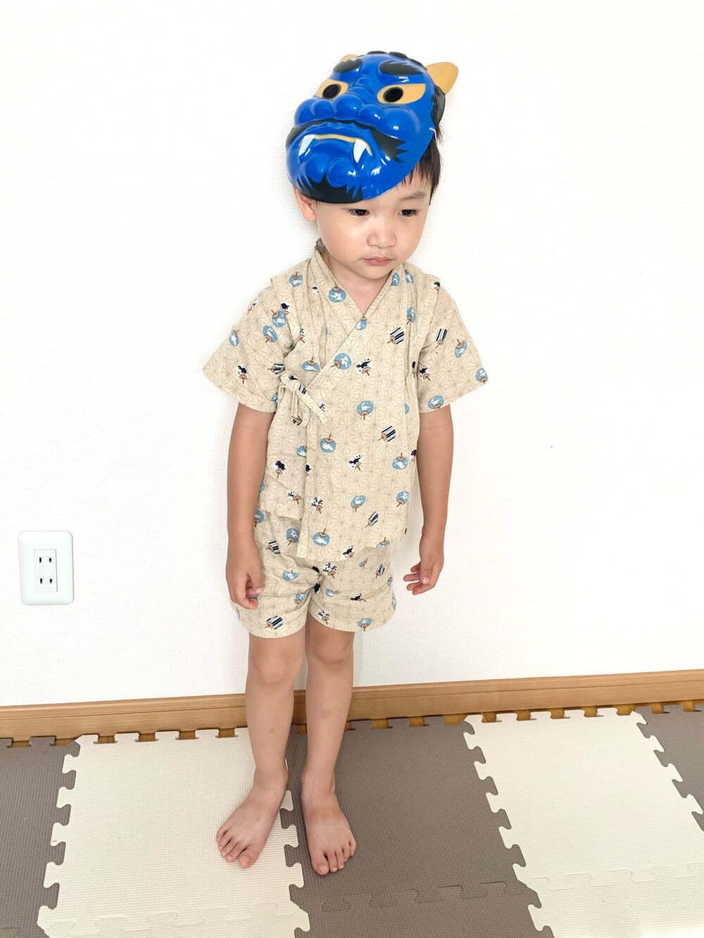 ベージュ系の浴衣、ベージュ系のその他、ブルー系のおもちゃを着用したキッズの夏コーディネートの2枚目の写真