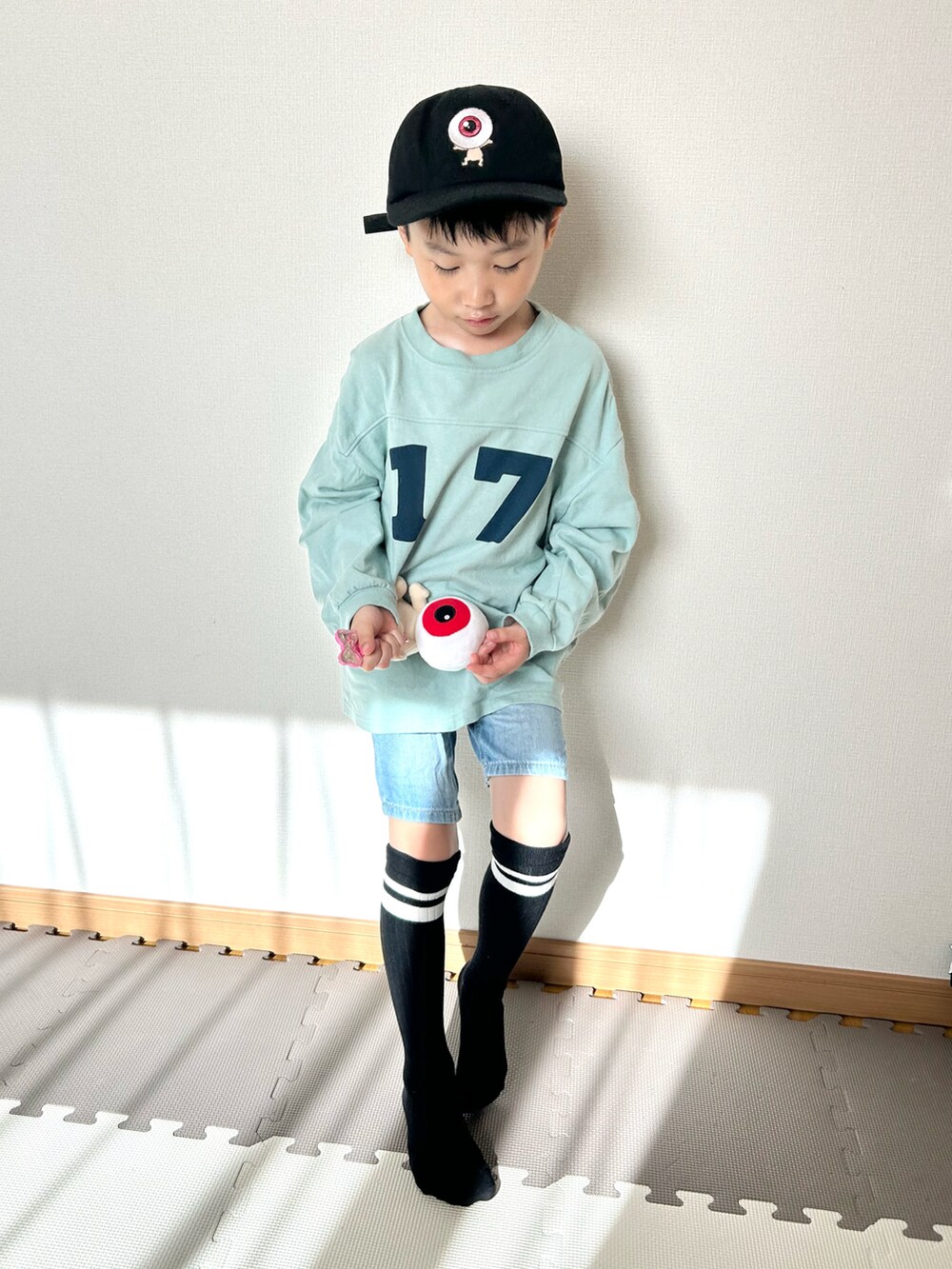 ブルー系のTシャツ/カットソー、ブルー系のデニムパンツ、ホワイト系のおもちゃを着用したキッズの春コーディネートの3枚目の写真