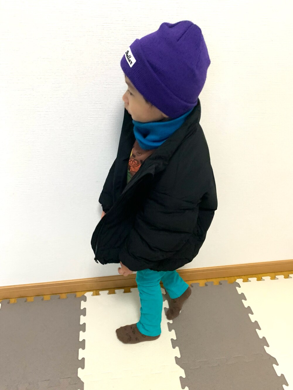 ブラック系のダウンジャケット/コート、ブラウン系のスウェット、グリーン系のスウェットパンツを着用したキッズの秋コーディネートの2枚目の写真