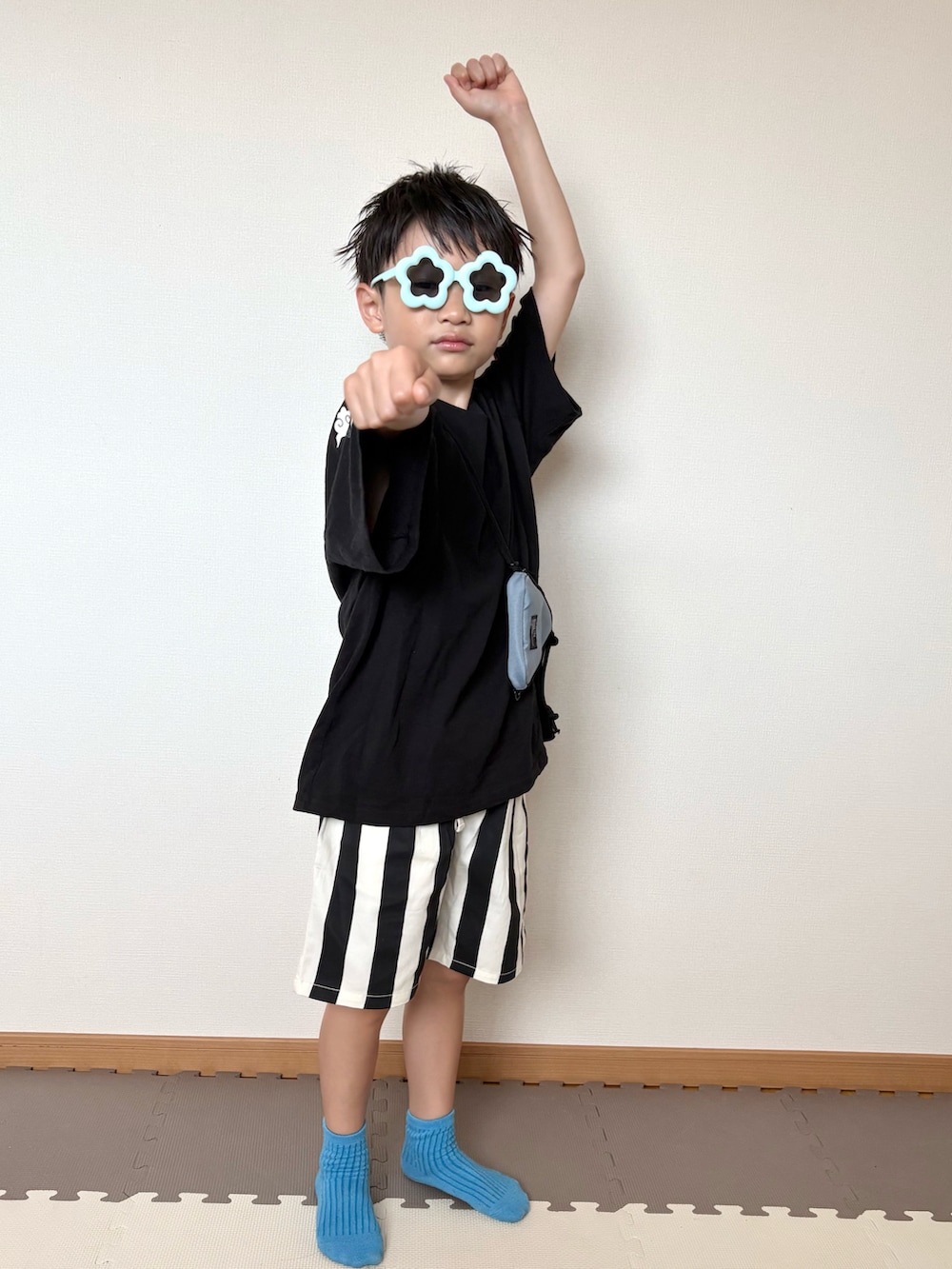ブラック系のTシャツ/カットソー、ホワイト系のパンツ、ブルー系のサングラスを着用したキッズの夏コーディネートの2枚目の写真