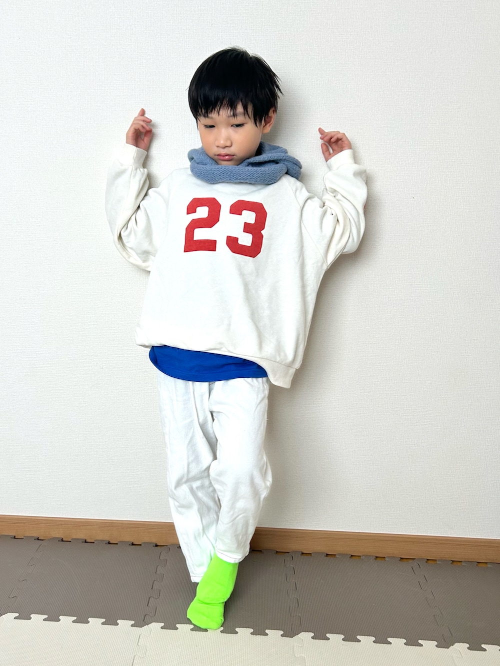 ホワイト系のスウェット、ブルー系のTシャツ/カットソー、ホワイト系のデニムパンツを着用したキッズの冬コーディネートの4枚目の写真