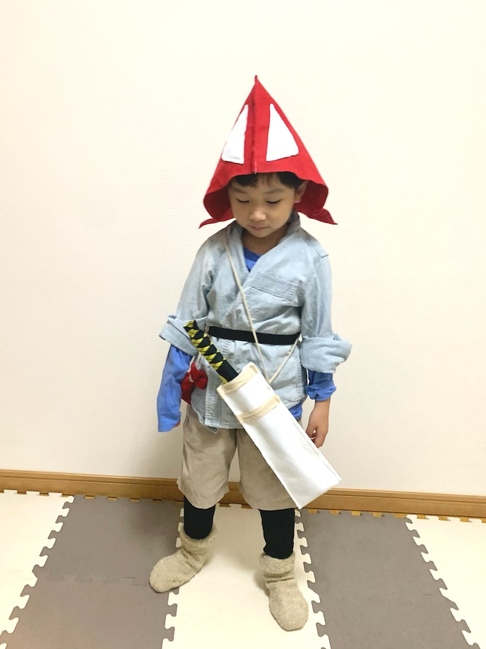 ブルー系のシャツ/ブラウス、ベージュ系のチノパンツ、ブラック系のその他パンツを着用したキッズの秋コーディネートの2枚目の写真