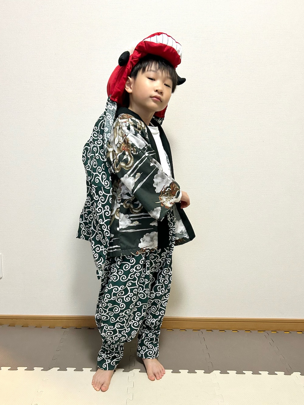 ベージュ系のその他を着用したキッズの冬コーディネートの2枚目の写真