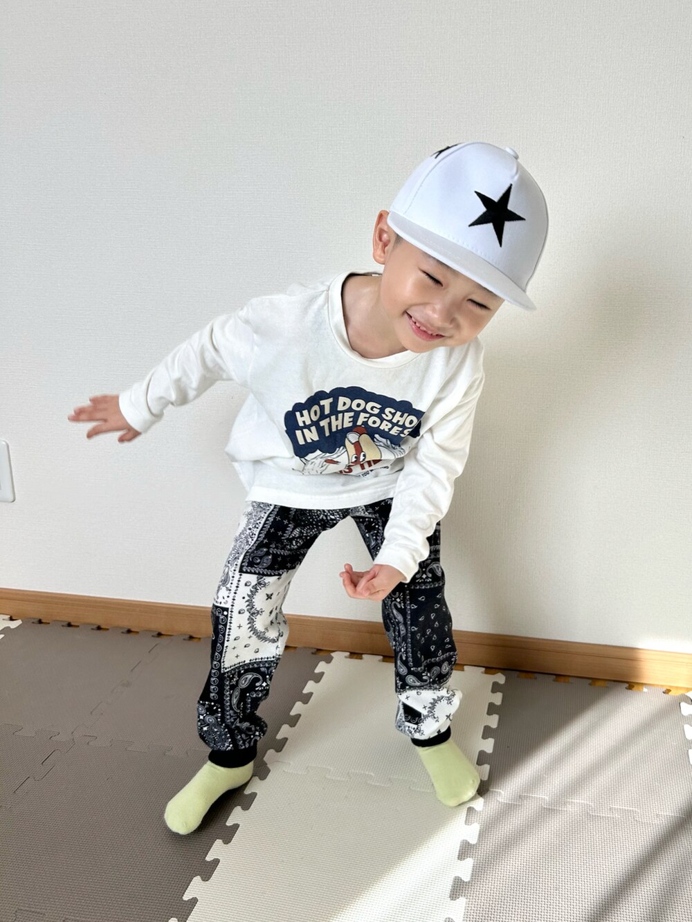 ホワイト系のTシャツ/カットソー、ブルー系のスウェットパンツ、その他のソックス/靴下を着用したキッズの春コーディネートの4枚目の写真