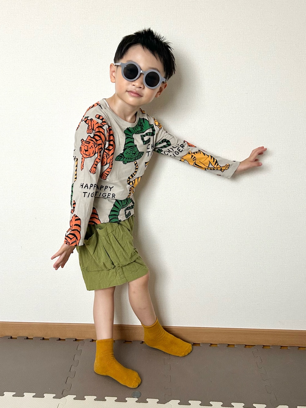 グリーン系のその他パンツ、その他のTシャツ/カットソー、グレー系のサングラスを着用したキッズの春コーディネートの4枚目の写真