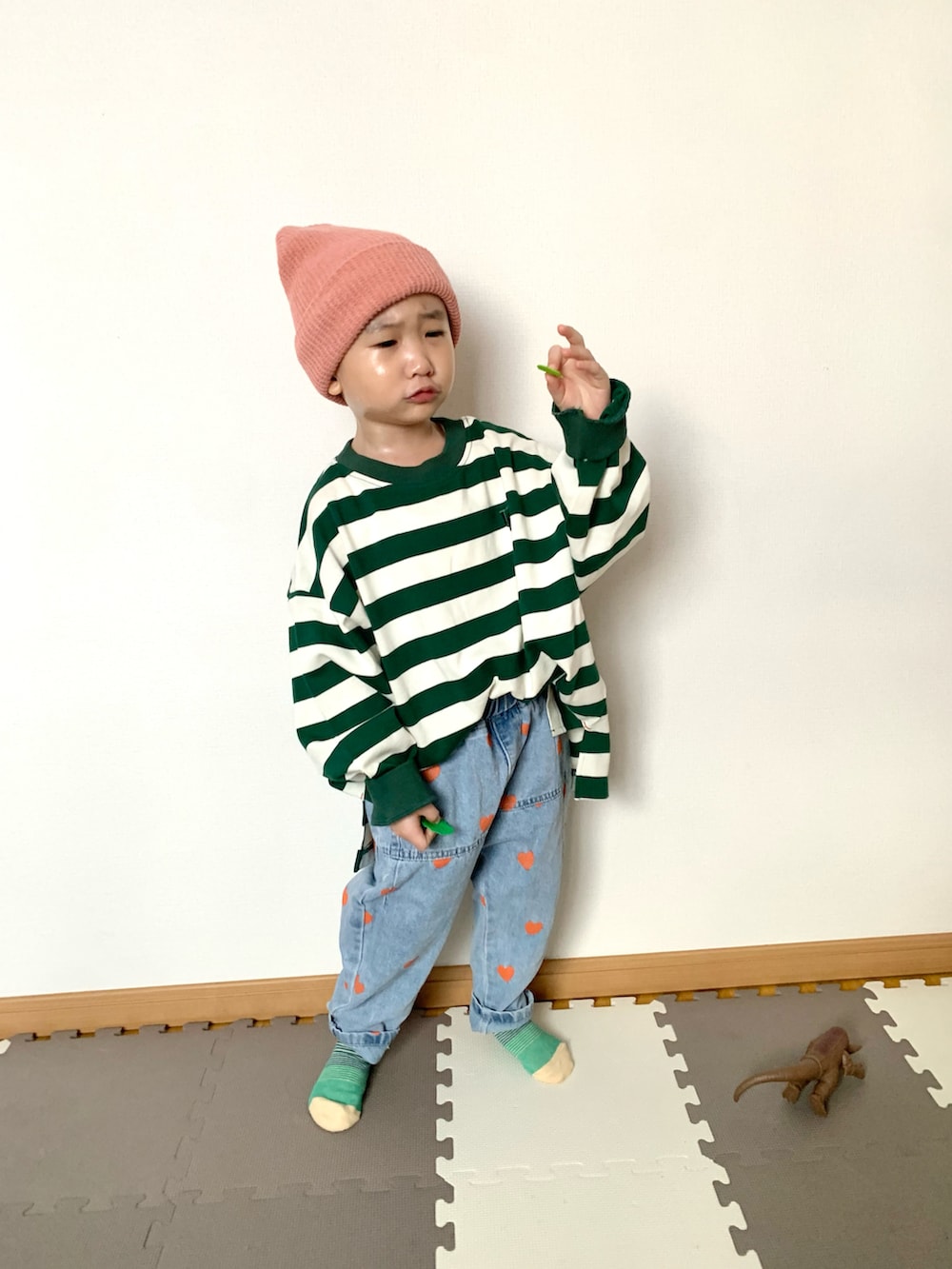 グリーン系のTシャツ/カットソー、ブルー系のデニムパンツ、その他のソックス/靴下を着用したキッズの冬コーディネートの3枚目の写真