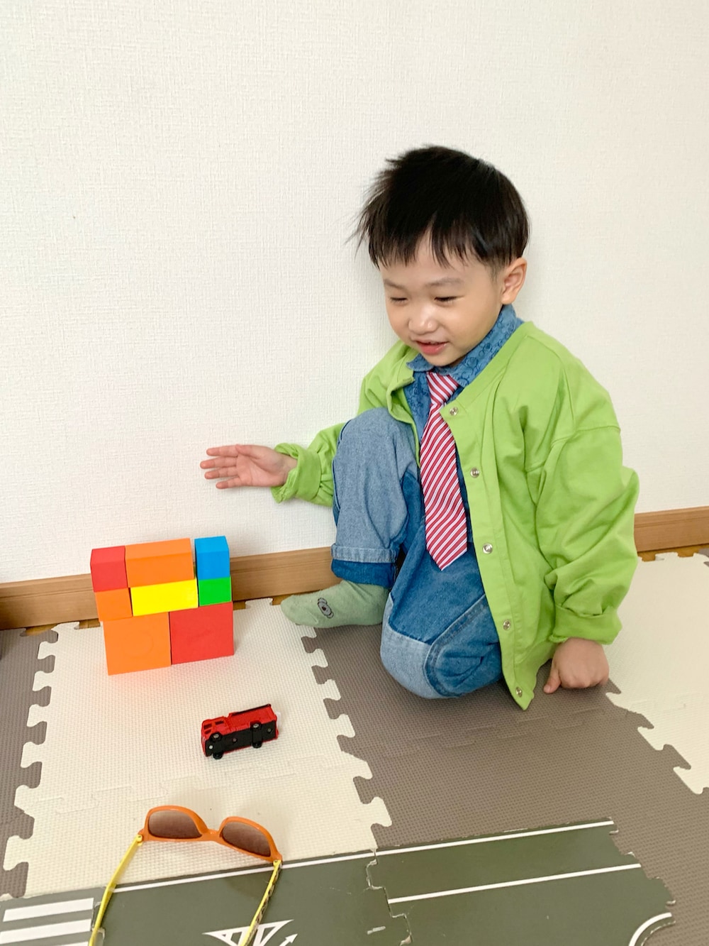 グリーン系のカーディガン/ボレロ、ブルー系のデニムパンツ、ブルー系のシャツ/ブラウスを着用したキッズの春コーディネートの2枚目の写真