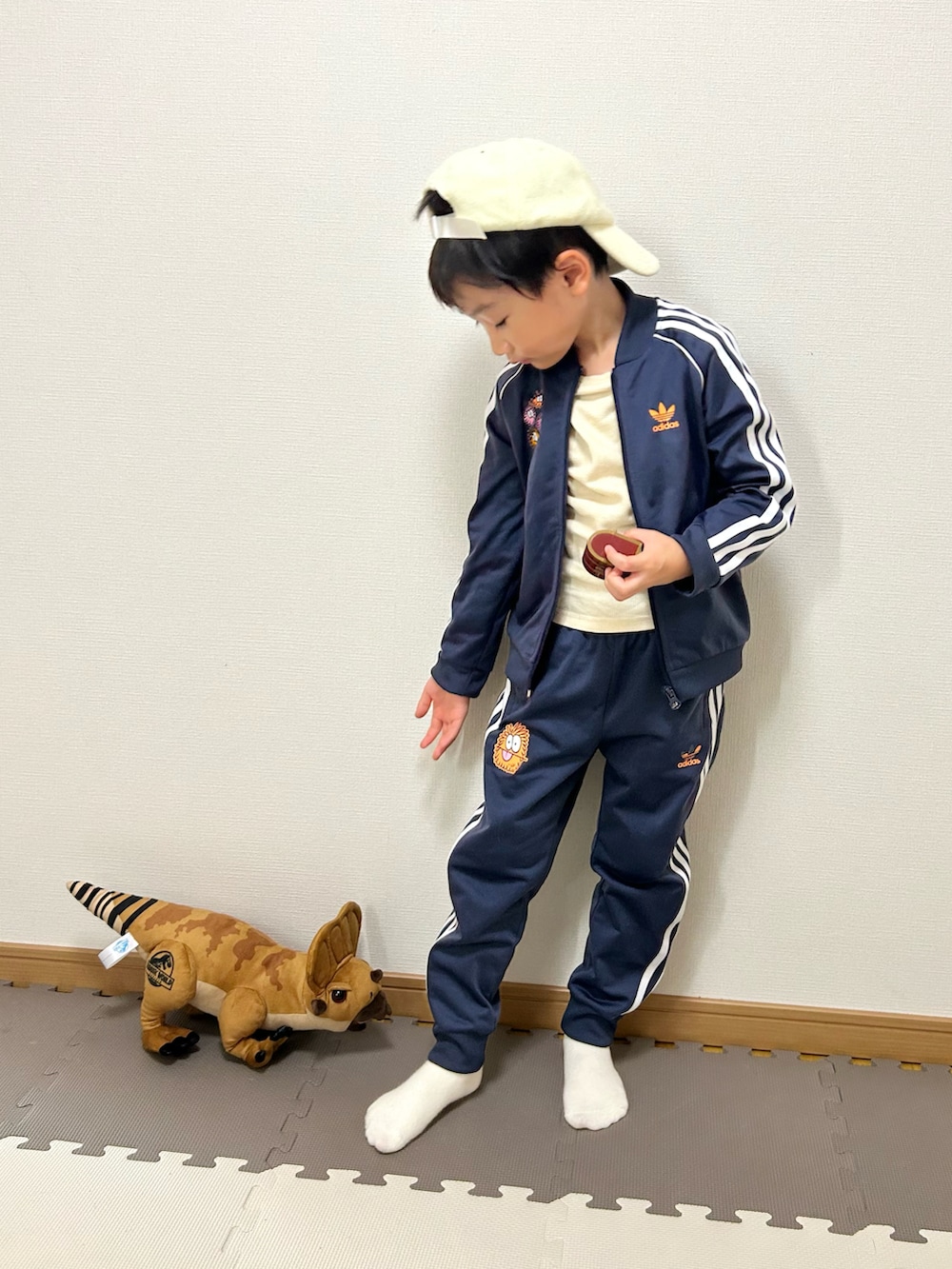 ホワイト系のTシャツ/カットソー、ブルー系のジャケット/アウター、ブルー系のパンツを着用したキッズの秋コーディネートの2枚目の写真