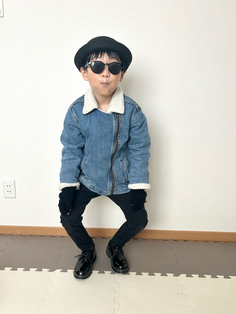 ブルー系のジャケット/アウター、ブラック系のパンツ、ブラック系のサングラスを着用したキッズの冬コーディネートの5枚目の写真