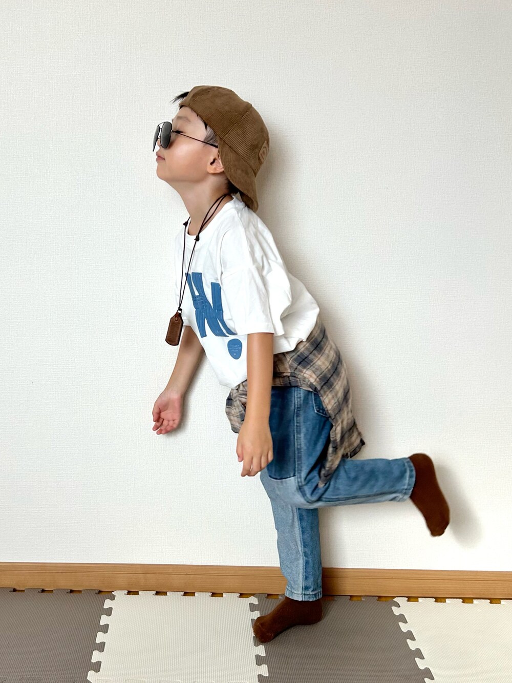 ブルー系のシャツ/ブラウス、ブルー系のデニムパンツ、ホワイト系のTシャツ/カットソーを着用したキッズの秋コーディネートの2枚目の写真