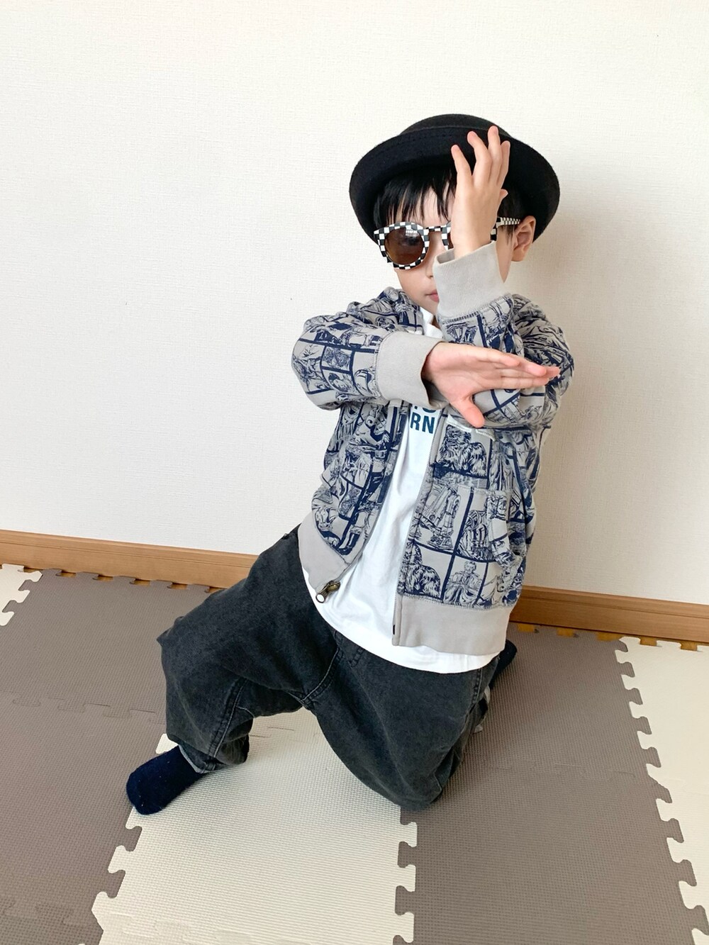 ブルー系のパーカー、ホワイト系のTシャツ/カットソー、ブラック系のデニムパンツを着用したキッズの秋コーディネートの3枚目の写真