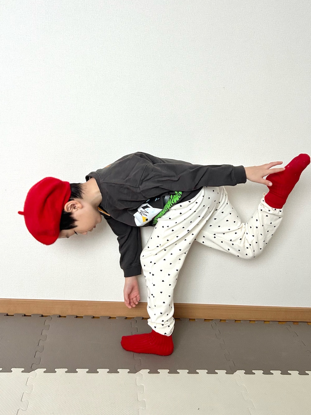 ホワイト系のその他パンツ、ブラック系のスウェット、その他のおもちゃを着用したキッズの冬コーディネートの3枚目の写真