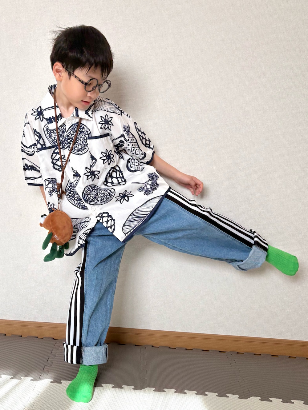 ブルー系のデニムパンツ、ホワイト系のシャツ/ブラウスを着用したキッズの夏コーディネートの3枚目の写真