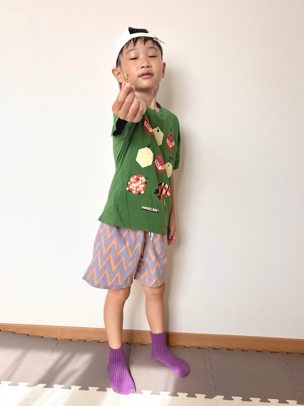 パープル系のその他パンツ、グリーン系のTシャツ/カットソー、レッド系のおもちゃを着用したキッズの夏コーディネートの2枚目の写真