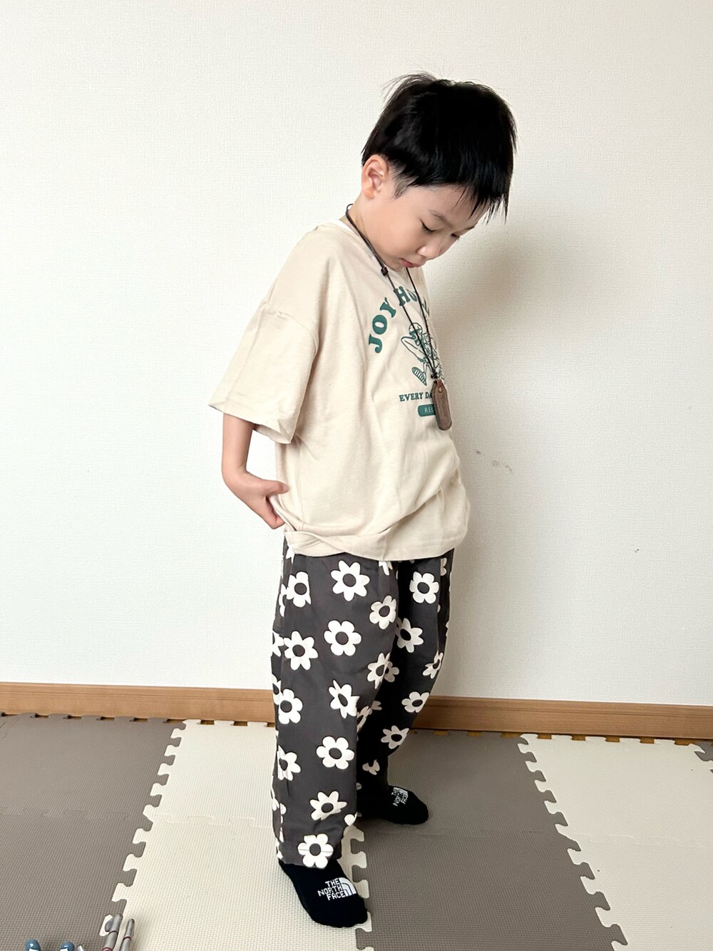 ベージュ系のTシャツ/カットソー、ブラック系のその他パンツ、その他のソックス/靴下を着用したキッズの春コーディネートの5枚目の写真