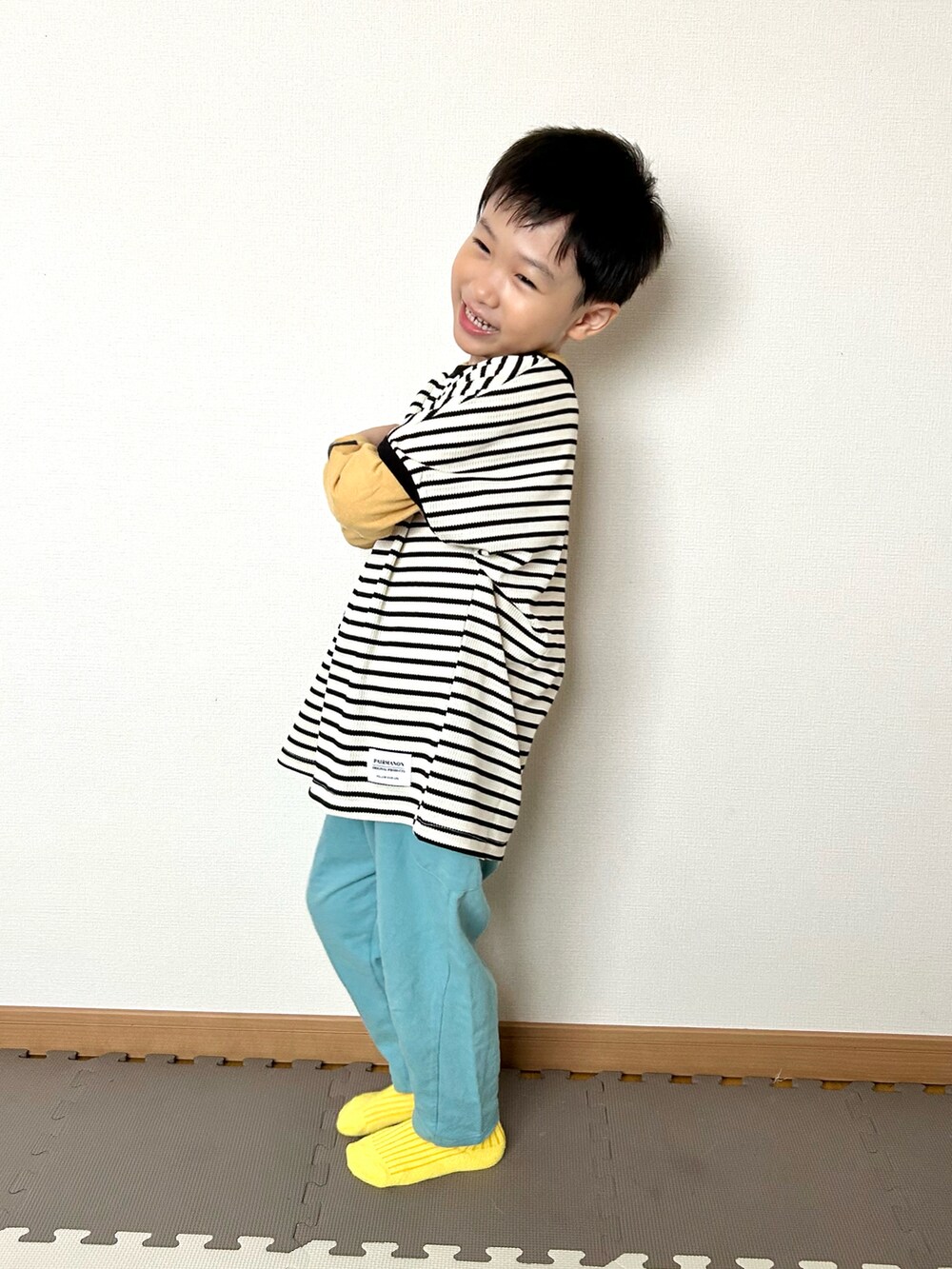 ホワイト系のセットアップ、ブルー系のその他パンツ、イエロー系のTシャツ/カットソーを着用したキッズの春コーディネートの5枚目の写真