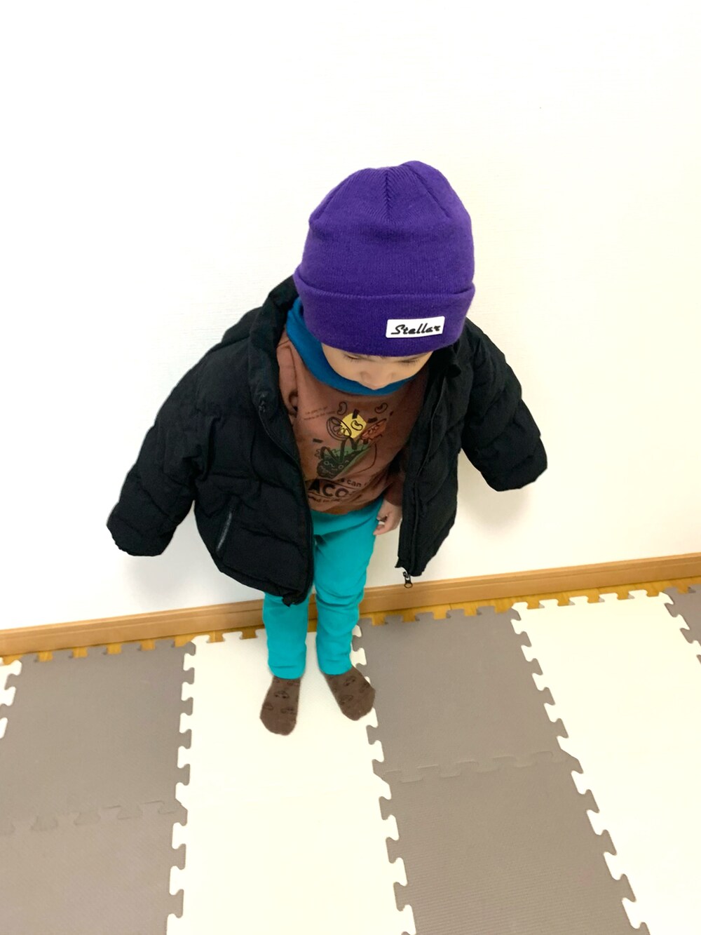 ブラック系のダウンジャケット/コート、ブラウン系のスウェット、グリーン系のスウェットパンツを着用したキッズの秋コーディネートの3枚目の写真