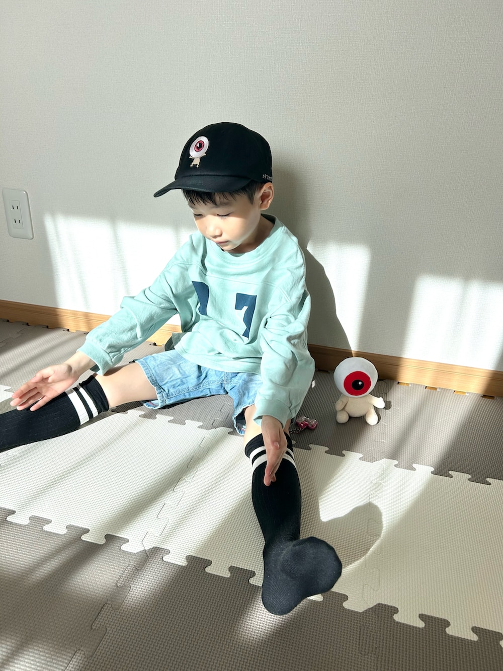 ブルー系のTシャツ/カットソー、ブルー系のデニムパンツ、ホワイト系のおもちゃを着用したキッズの春コーディネートの5枚目の写真