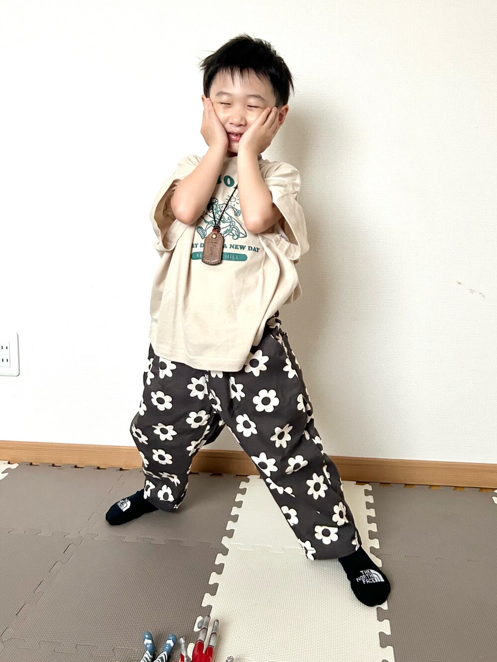 ベージュ系のTシャツ/カットソー、ブラック系のその他パンツ、その他のソックス/靴下を着用したキッズの春コーディネートの3枚目の写真