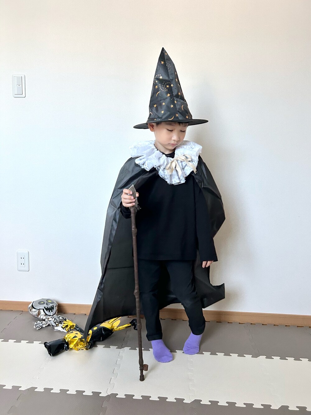 ブラック系のTシャツ/カットソー、ブラック系のパンツ、ホワイト系の付け襟を着用したキッズの秋コーディネートの4枚目の写真