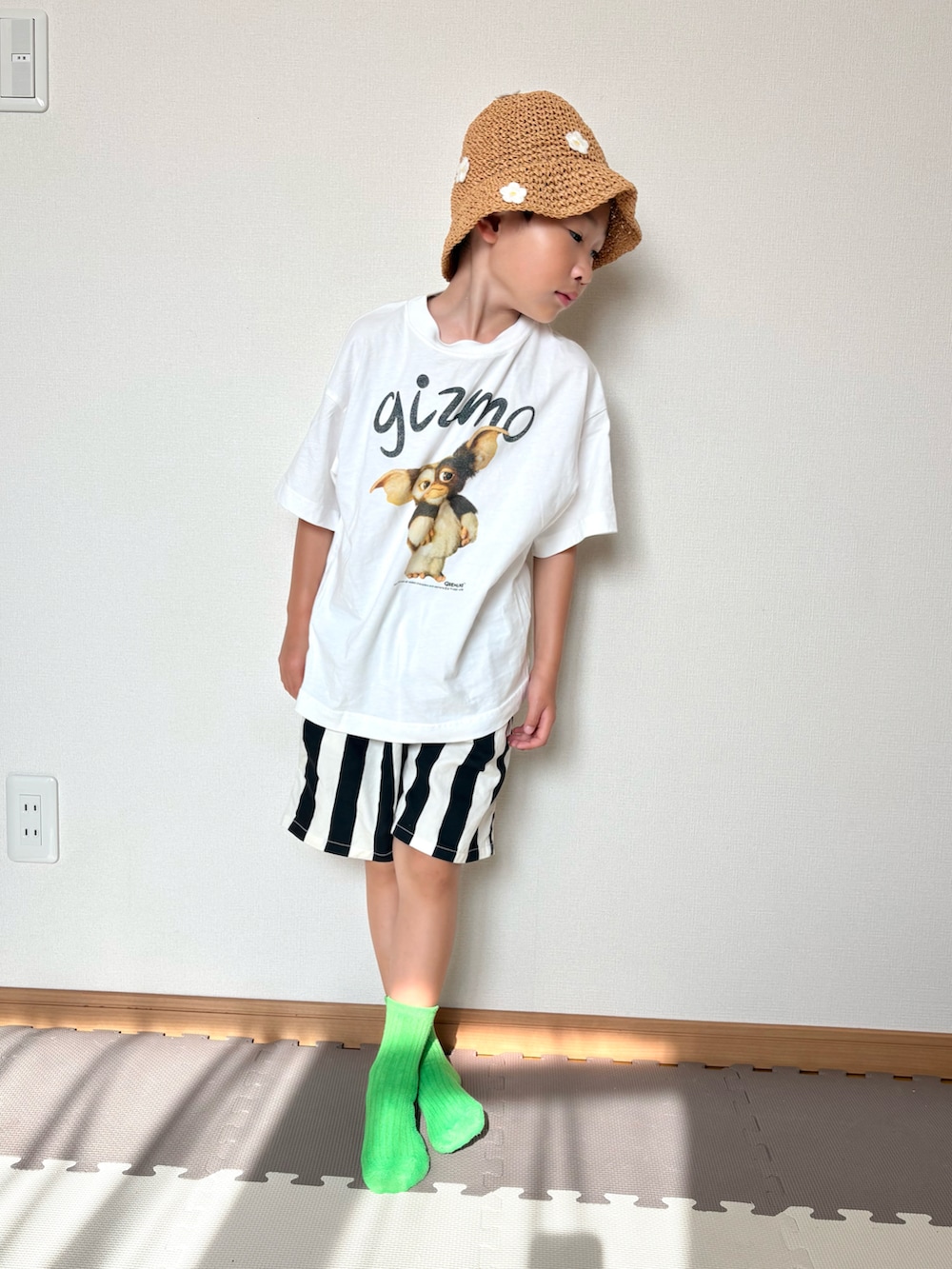 ホワイト系のTシャツ/カットソー、ホワイト系のパンツ、ベージュ系のハットを着用したキッズの夏コーディネートの2枚目の写真