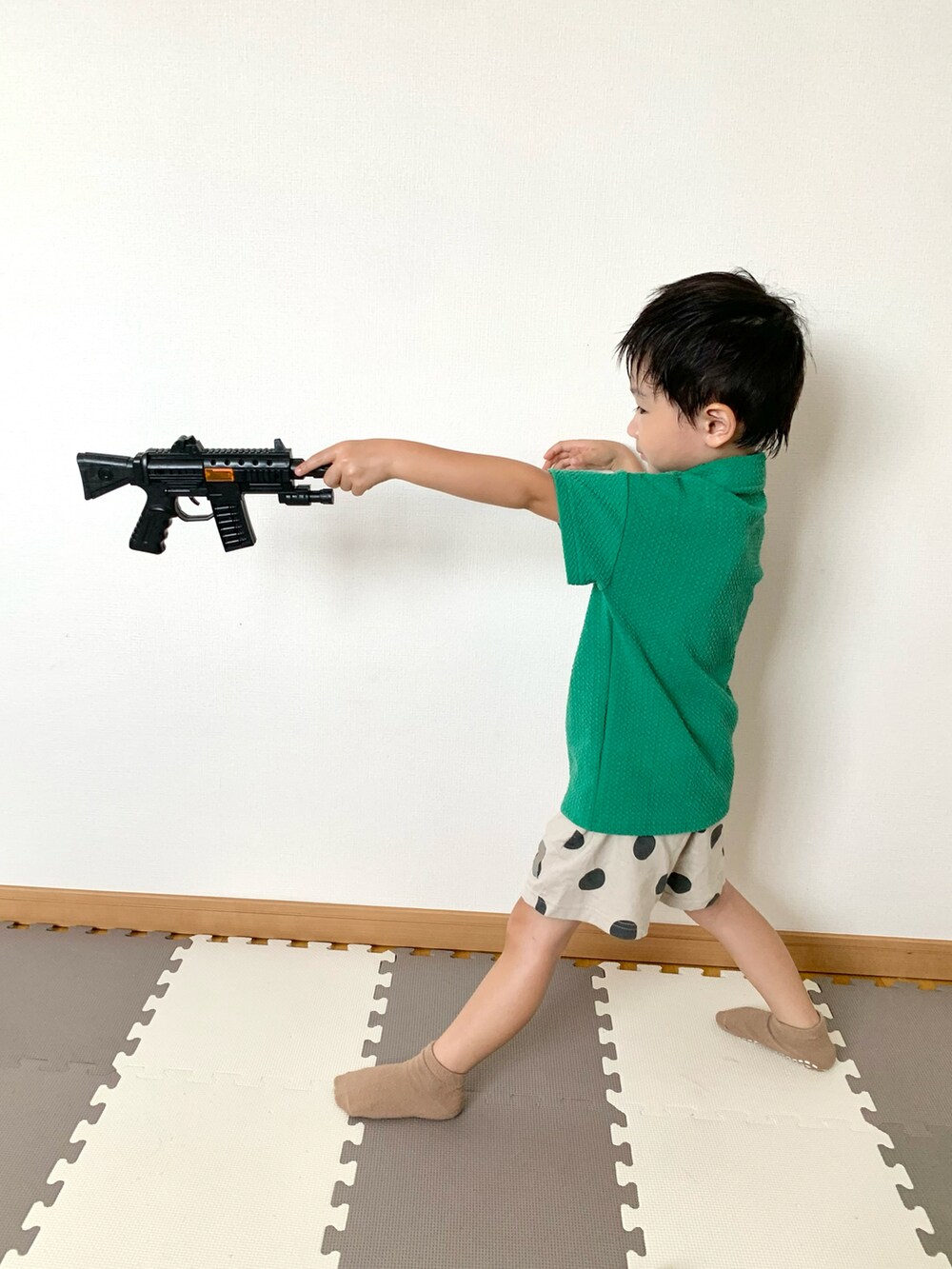 グリーン系のパンツ、ホワイト系のその他パンツ、グリーン系のショルダーバッグを着用したキッズの夏コーディネートの5枚目の写真