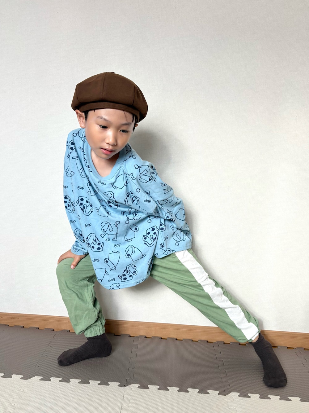 ブルー系のTシャツ/カットソー、グリーン系のスウェットパンツ、ブラウン系のソックス/靴下を着用したキッズの秋コーディネートの4枚目の写真