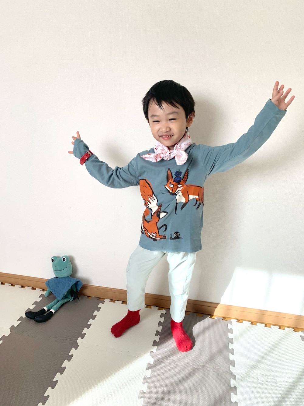 グリーン系のスウェットパンツ、グリーン系のTシャツ/カットソー、レッド系のソックス/靴下を着用したキッズの秋コーディネートの4枚目の写真