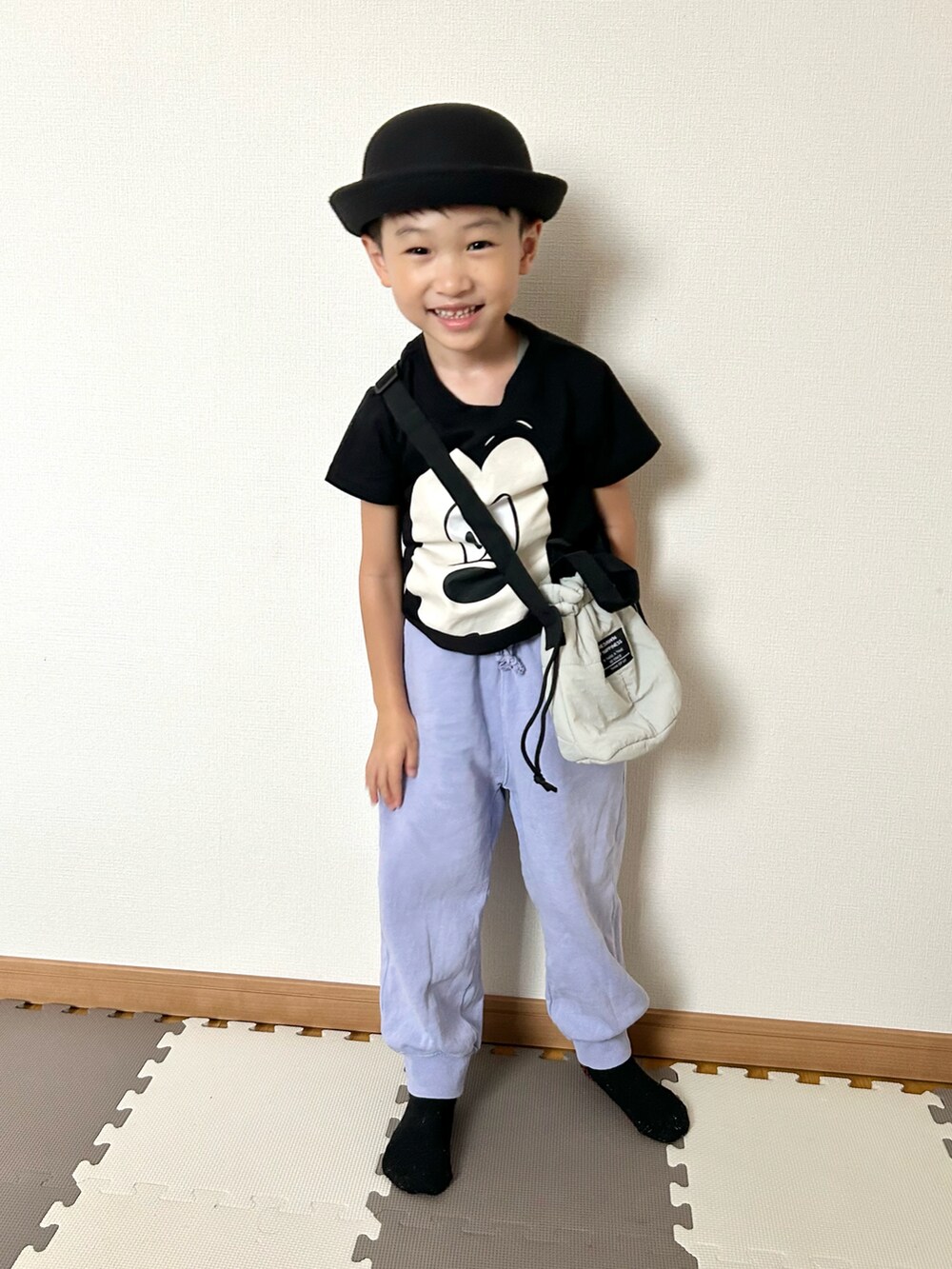 グレー系のショルダーバッグ、パープル系のスウェットパンツ、ブラック系のTシャツ/カットソーを着用したキッズの秋コーディネートの4枚目の写真