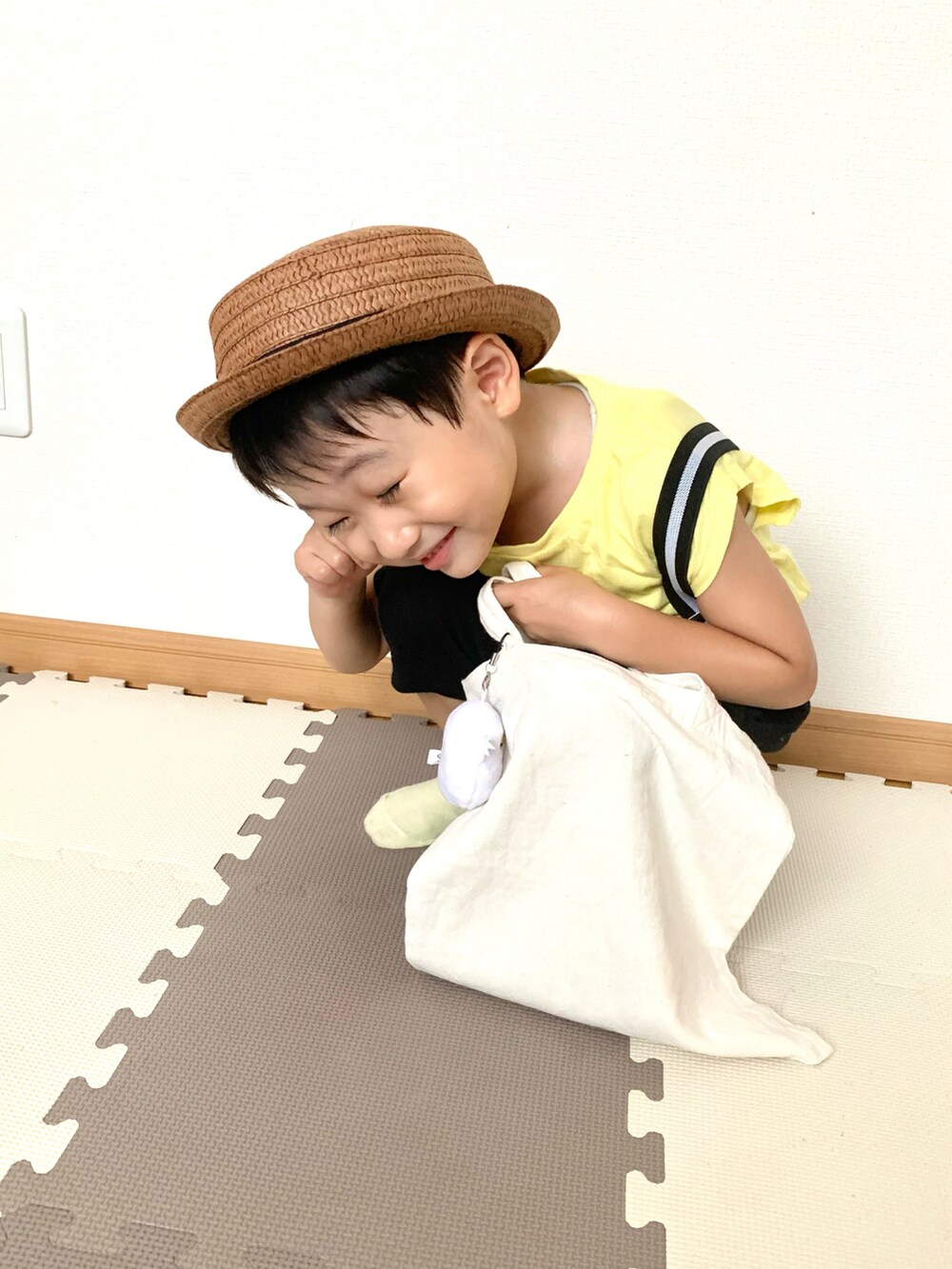 ブラック系のその他パンツ、イエロー系のタンクトップ、その他のその他を着用したキッズの夏コーディネートの3枚目の写真